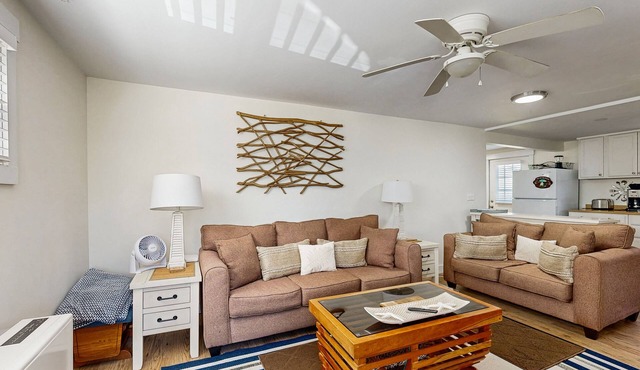 Well-located, dog-friendly home - walk to footbridge & Barrett Park