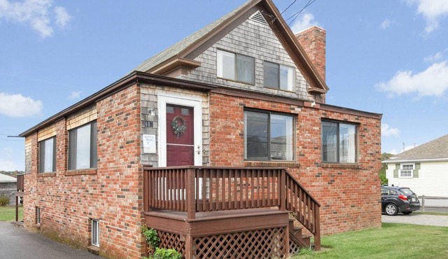 Wells Beach Cottage with beautiful views of the Ocean and the Marsh