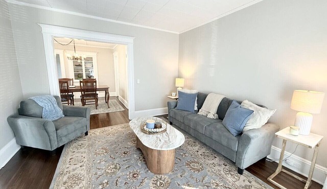 West Hartford Center: Cozy New England Apartment