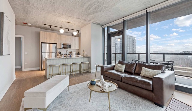 West Loop Oasis: Skyline Views + Prime Location in Chicago