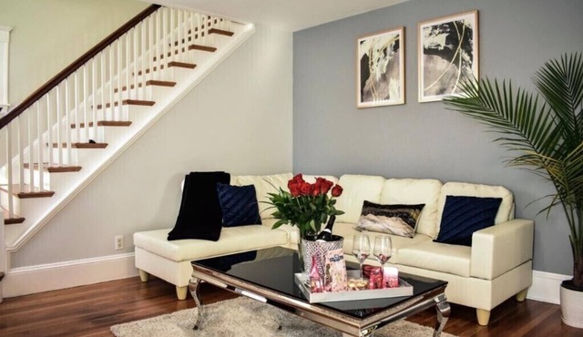 West Roxbury Retreat–Near Downtown Boston, Steps to Train & Bus,member only deal