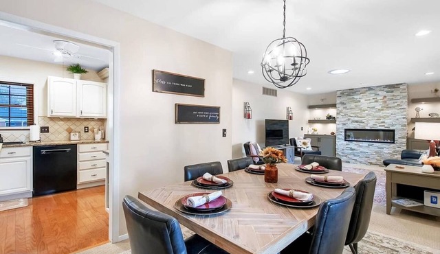 West-Side Ruby: Hot Tub, King Beds, Arcade, Pool Table