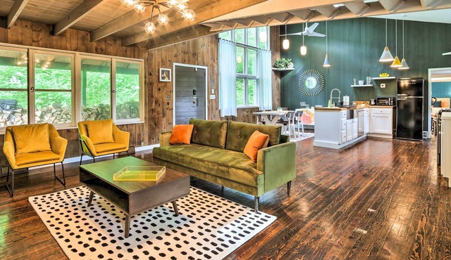 Whimsical Cottage in Washington w/ Fire Pit!