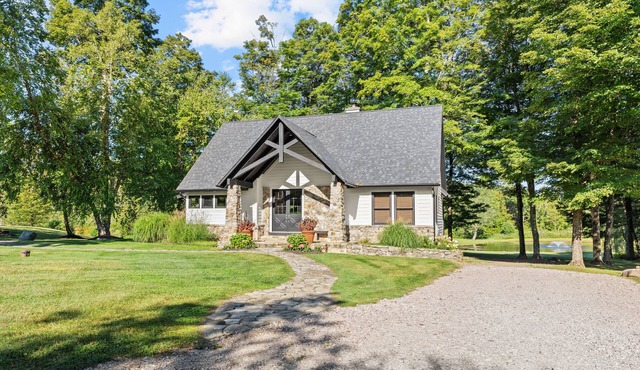Whispering Estate Guest House - Countryside Getaway