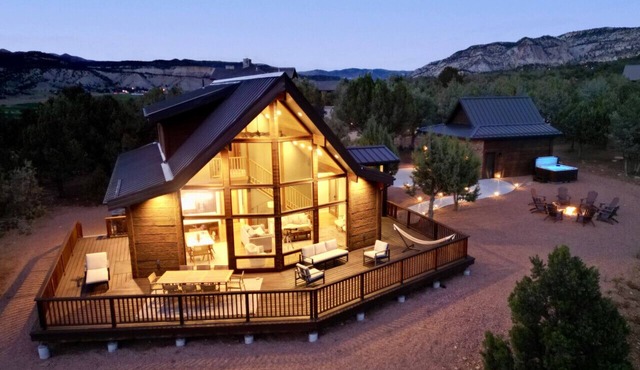 White Cliffs Vista, Panoramic Views, Hot Tub, Epic Views!