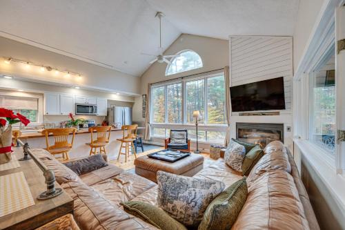 White Mountains Home w/Hot Tub - Walk to Town!