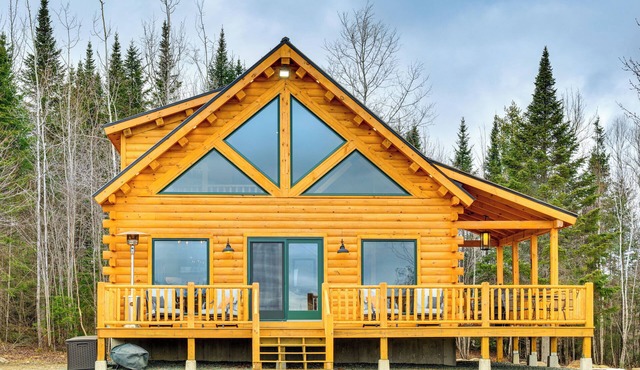 White Mtn Views: Idyllic Log Cabin in Jefferson!