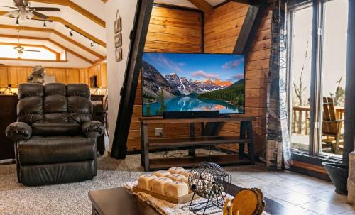 White River Escape with BBQ & Private Backyard