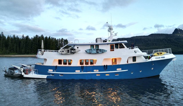 Why knot YACHT!!!! Luxury king accommodation on the dock with breakfast included