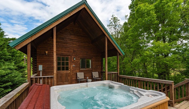 WIFI! Hot tub Riverfront Mountain Views! Close to Luray Caverns, Shenandoah Park
