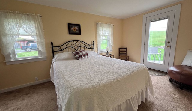 Windswept Acres Northeast Room - Charming Homestay in Chelsea with WiFi & ponds