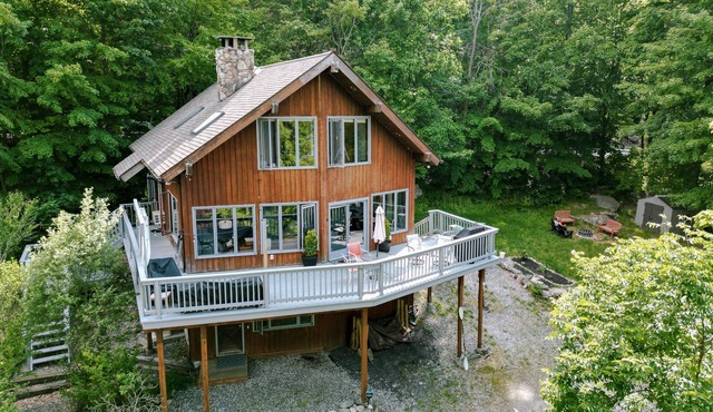 Woodstove, firepit, lakeviews and access to lake, hiking trails, large terrace!