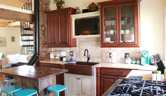 WORLD CUP matches just 5 min away! 75" TV, KING BED, Lg 1 acre Yard, Sleeps 8