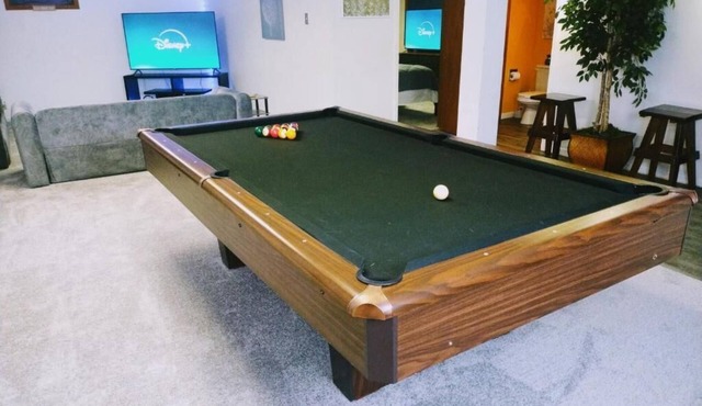 "World Cup ready KC stay sleeps 11, pool table, Full kitchen, Big Screens &More"