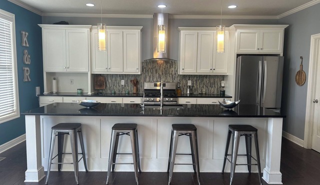 World Cup Spacious 4bdrm Sleeps 12 home in heart of KC. Minutes from attractions
