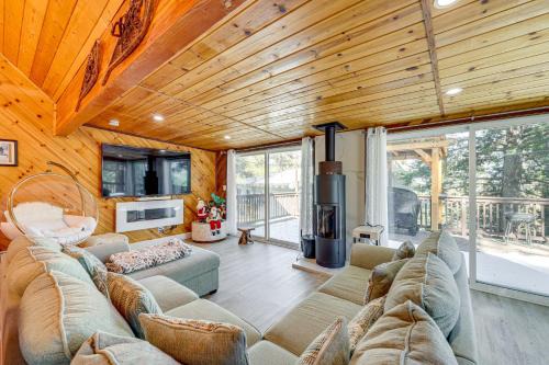 Wraparound Deck & Grill: Wrightwood Cabin Near PCT in Wrightwood