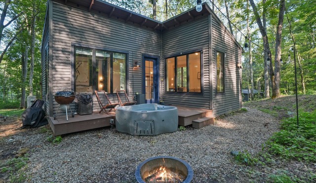 XO Bungalow | Hocking Hills, Modern Romance