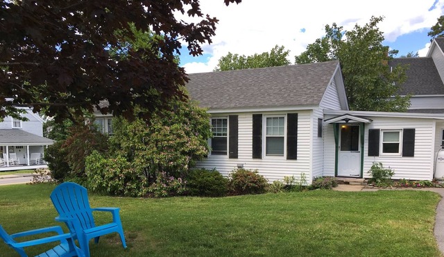 York Beach 2 Bedroom 1st floor Cottage, private yard steps from beaches