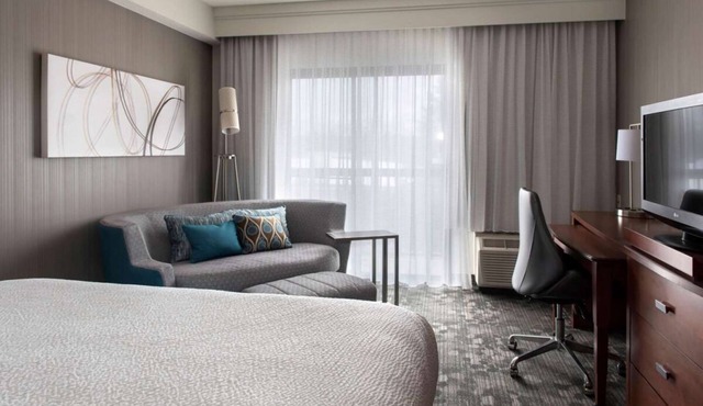 Your Holiday Starts Here! Spacious Pet-Friendly Unit With Indoor Pool!