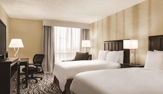 Your Home Away From Home! 2 Great Units, Free Parking, On-Site Restaurant