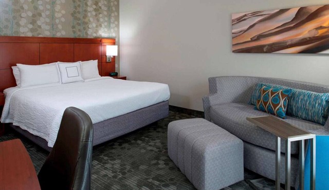 Your Home Away From Home! Pet-Friendly Unit! W/Airport Shuttle Service!