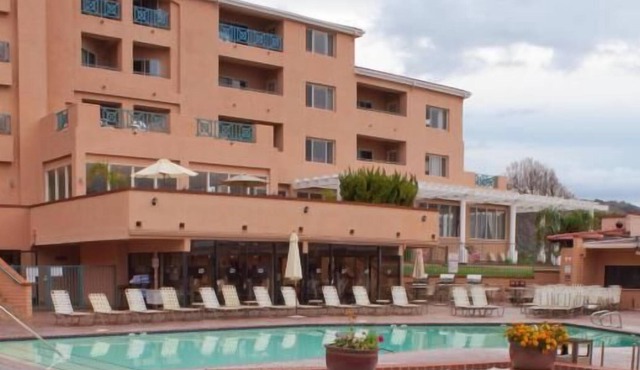 Your Relaxing Getaway Awaits! Full Kitchen, Onsite Pool, Free Parking