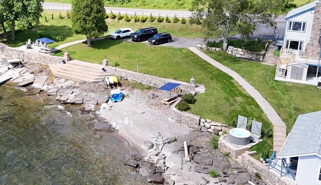 ZaLo Manor Unit Lakefront hot tub, pets