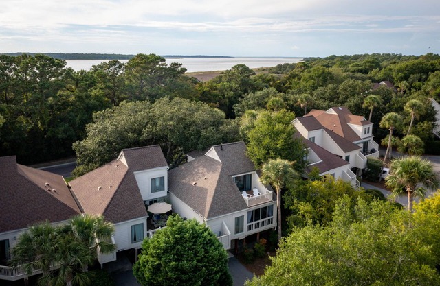 3BR End Unit Spinnaker w/Beach Boardwalk Access Across Street! Amenity access included!