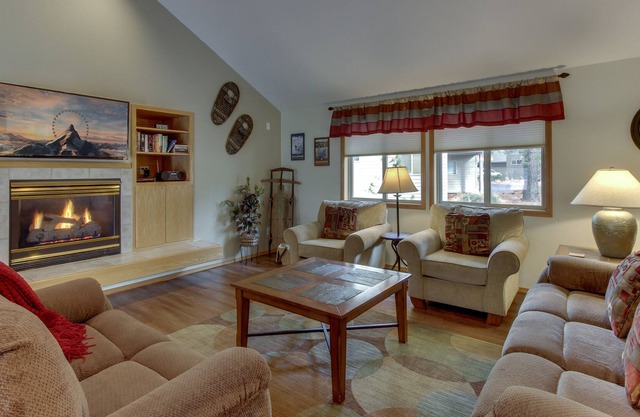 Comfy Home with Shared Pool, Private Hot Tub, Large Backyard, and SHARC Passes in Sunriver