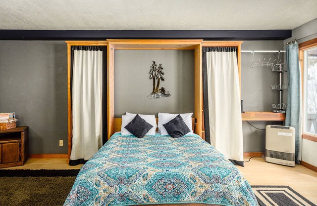 Cozy condo with mountain views, near skiing, shopping, dining & natural beauty