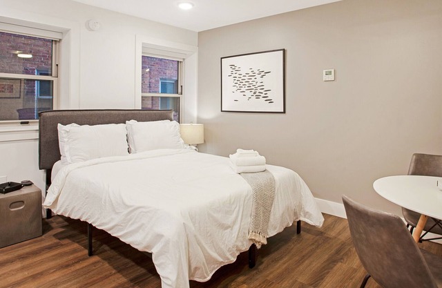 Midtown Studio Steps from Dining and Nightlife