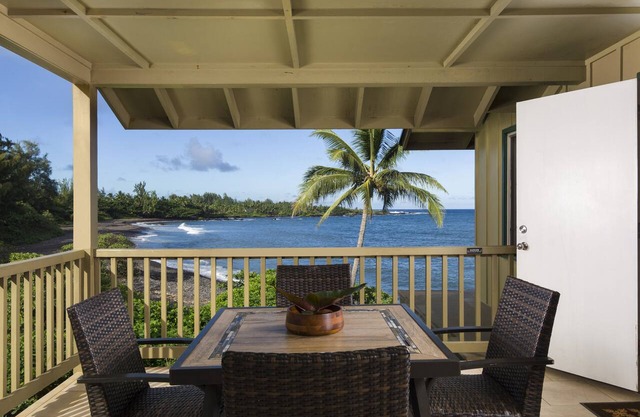 Oceanfront #4 at Hana Kai Maui - 1 Bedroom Upper Floor Corner 100ʻ from Water!