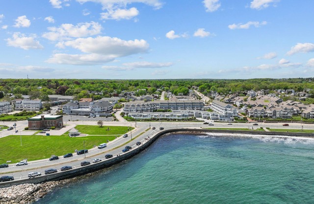 Oceanfront Condo steps away from Narragansett Town Beach