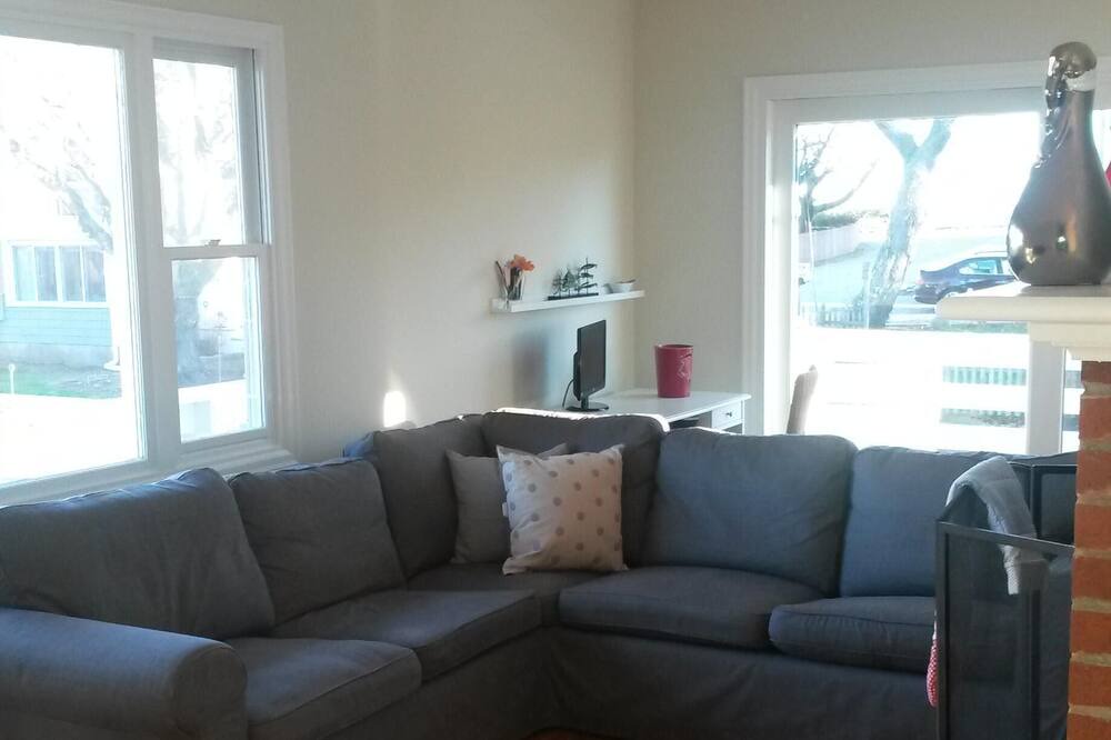 Photo of Livingroom in Old Saybrook