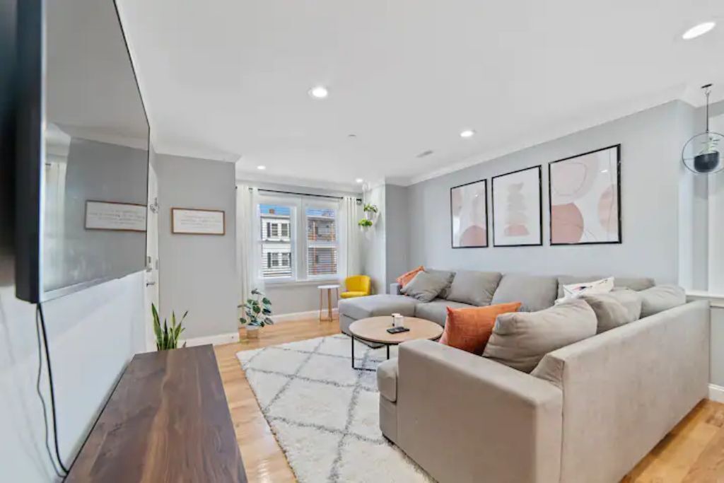 Photo of Livingroom in Roxbury