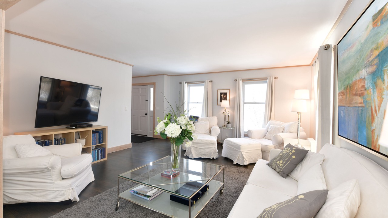 Photo of Livingroom in Roxbury