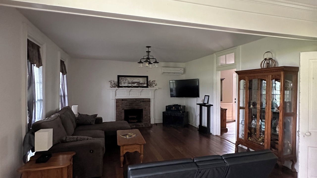Photo of Livingroom in Drake