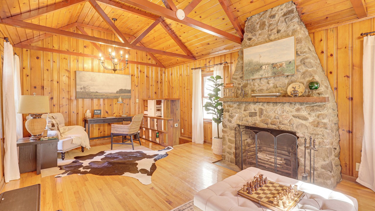 Photo of Bedroom in Cuyahoga Falls