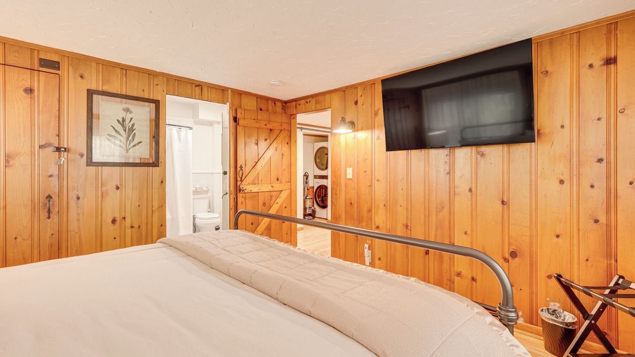 Photo of Bedroom in Cuyahoga Falls