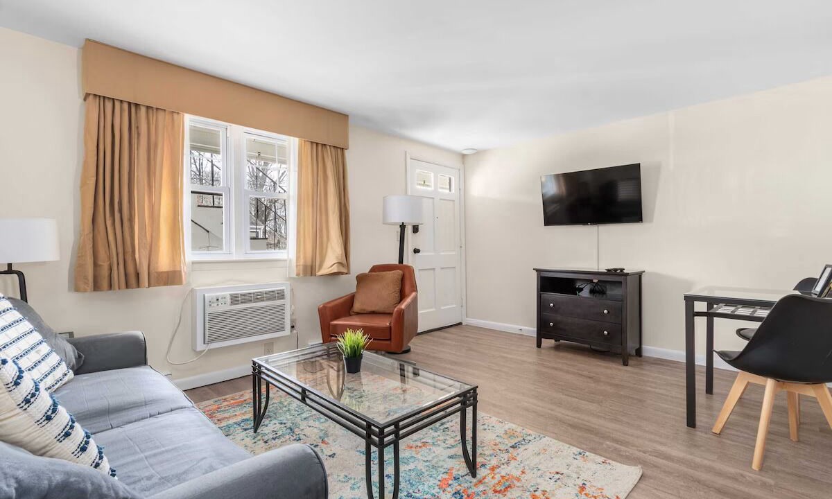 Photo of Livingroom in Beverly