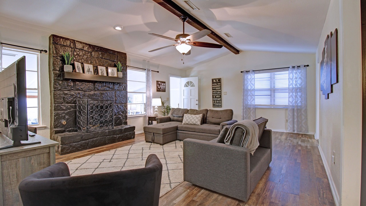 Photo of Livingroom in Broken Arrow