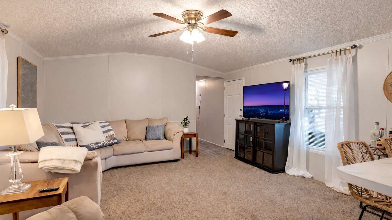 Photo of Livingroom in Falls of Rough