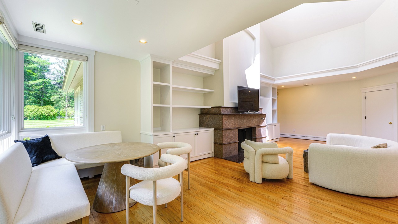 Photo of Livingroom in Weston