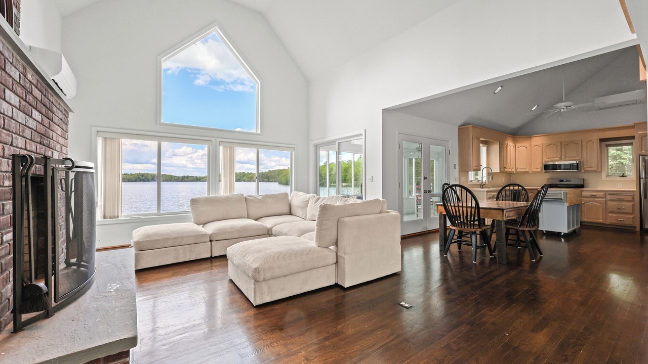 Photo of Livingroom in West Hill Lake
