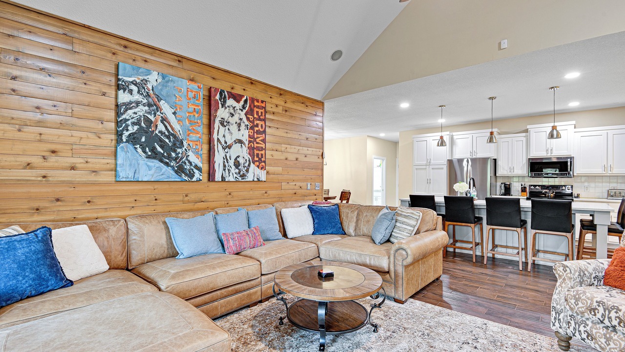 Photo of Livingroom in I-435 West KC-KS