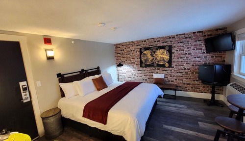 Basic Room, 1 King Bed, Non Smoking, Mountain View