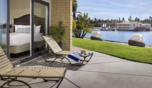Deluxe Room, 1 King Bed, Beach View (Beachfront Room 1 King)
