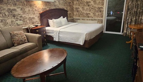 Country Motor Lodge 1 King Bed (Pets Allowed)