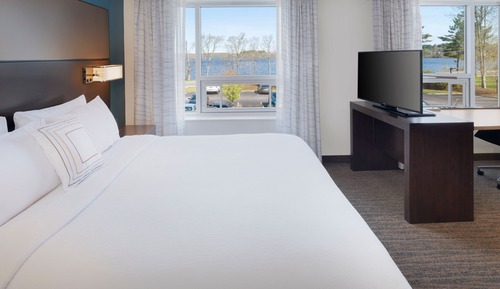 Suite, 1 Bedroom, Lake View (Mobility/Hearing Access, Roll-In Shwr)