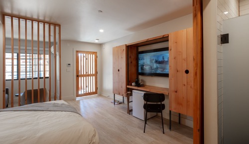Standard Room, 1 Queen Bed (Standard Queen)